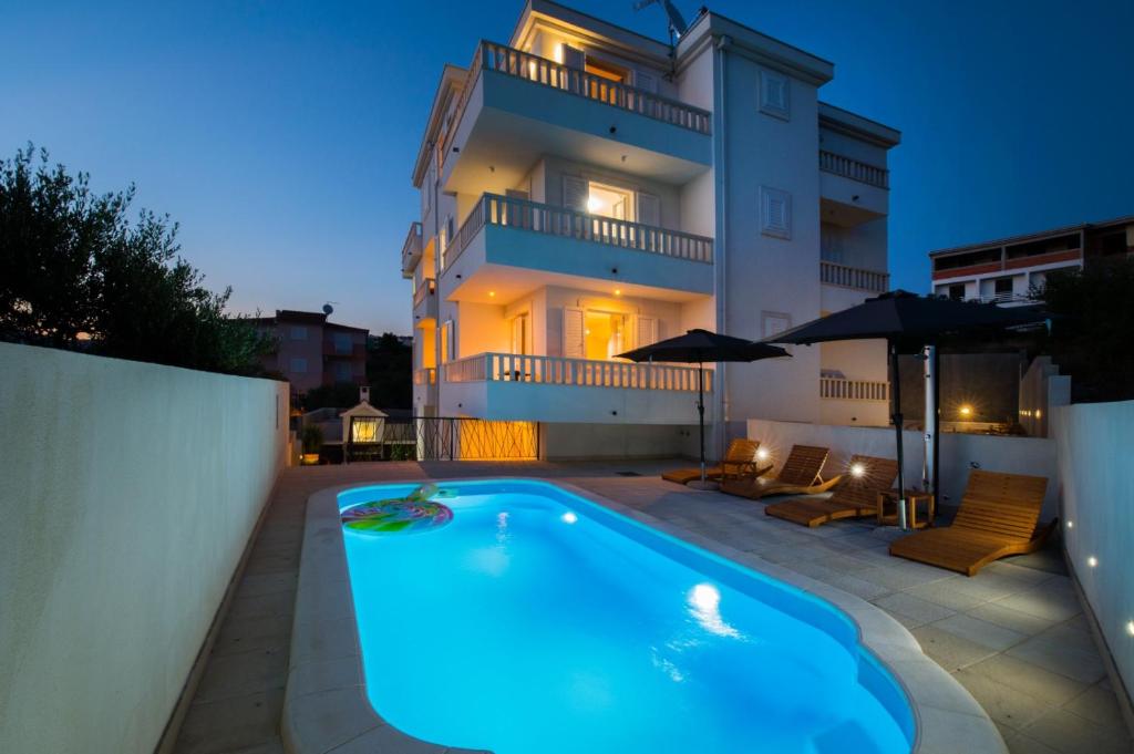 Bazén v ubytování Brand New 3BR Apartment with Rooftop Sea View & Pool Villa Fiorentini Ciovo nebo v jeho okolí