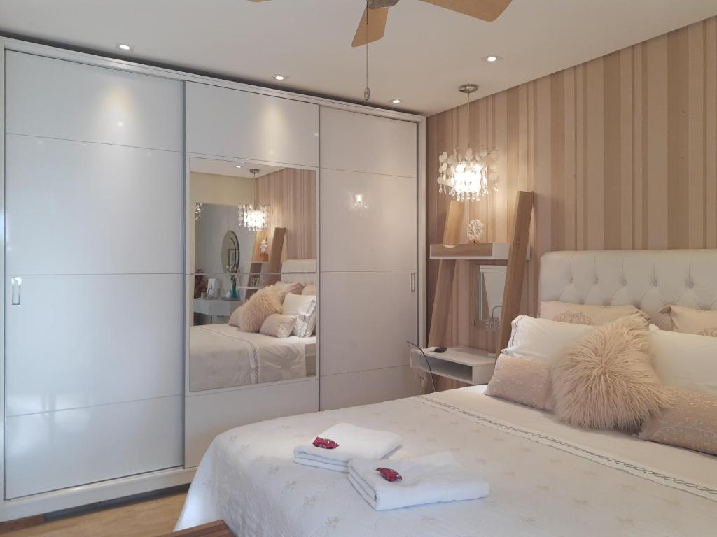1 dormitorio con 2 camas y un espejo grande en Live House Boutique Hotels en São Paulo