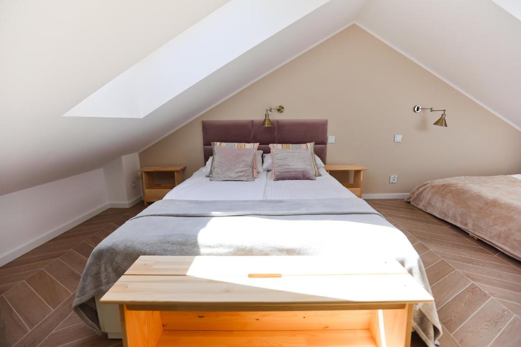 Posteľ alebo postele v izbe v ubytovaní M&K Apartamenty Sailors Golden Yacht, Gdańsk - Wyspa Sobieszewska