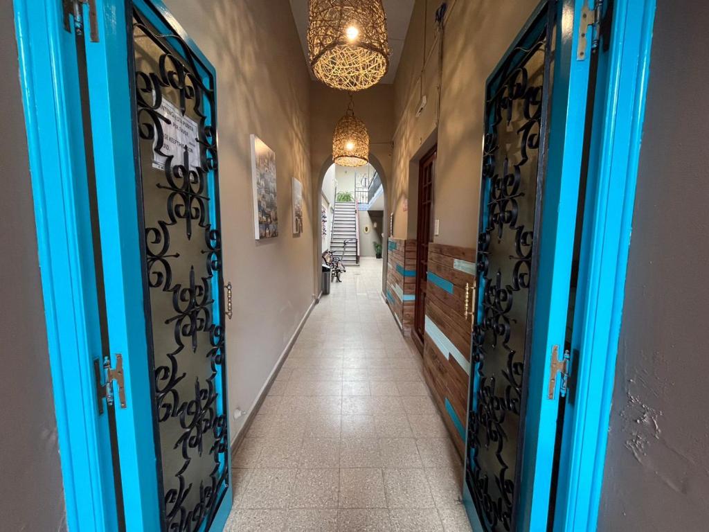 un pasillo con puertas azules y un pasillo con en Ferienhaus Hostel Salta en Salta