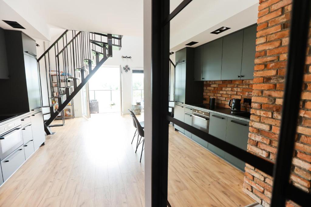 Kuchyňa alebo kuchynka v ubytovaní M&K Apartament just Loft, Gdańsk - Wyspa Sobieszewska
