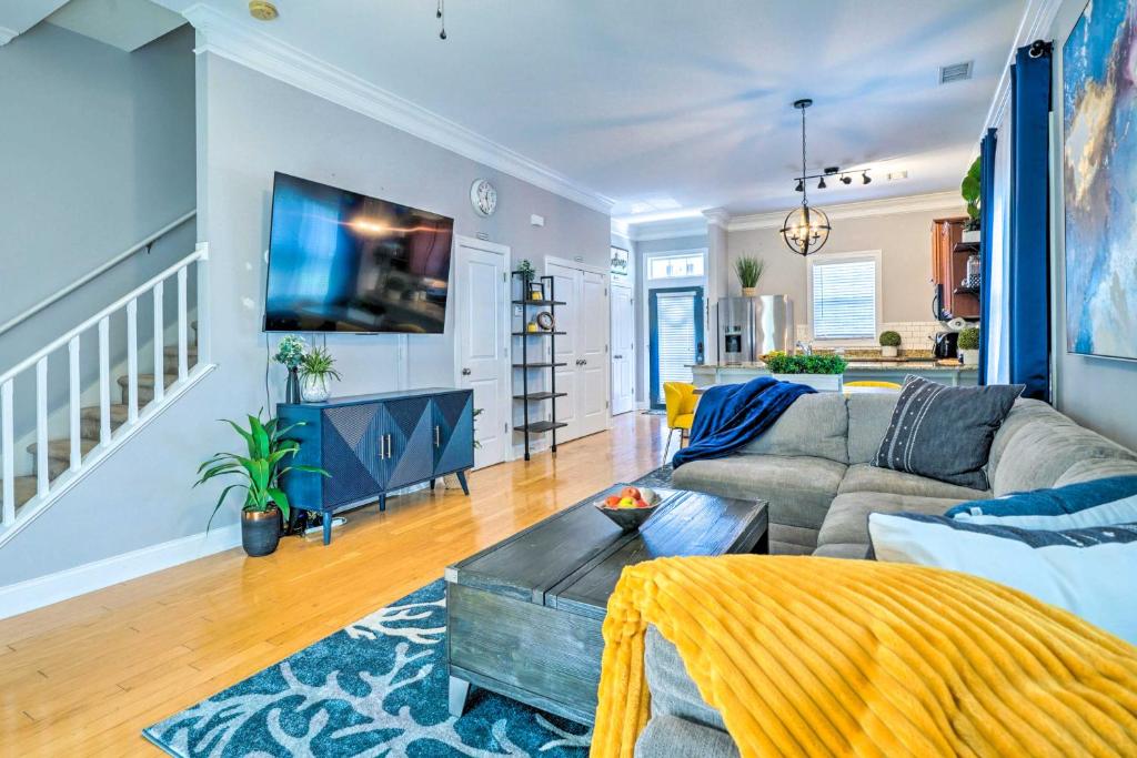 ein Wohnzimmer mit einem Sofa und einem TV in der Unterkunft Vibrant Pet-Friendly Townhome with Smart TVs! in Castle Hayne
