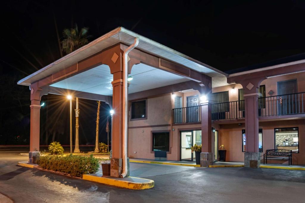 ein großes Gebäude mit einem Parkplatz in der Nacht in der Unterkunft Best Western Apalach Inn in Apalachicola