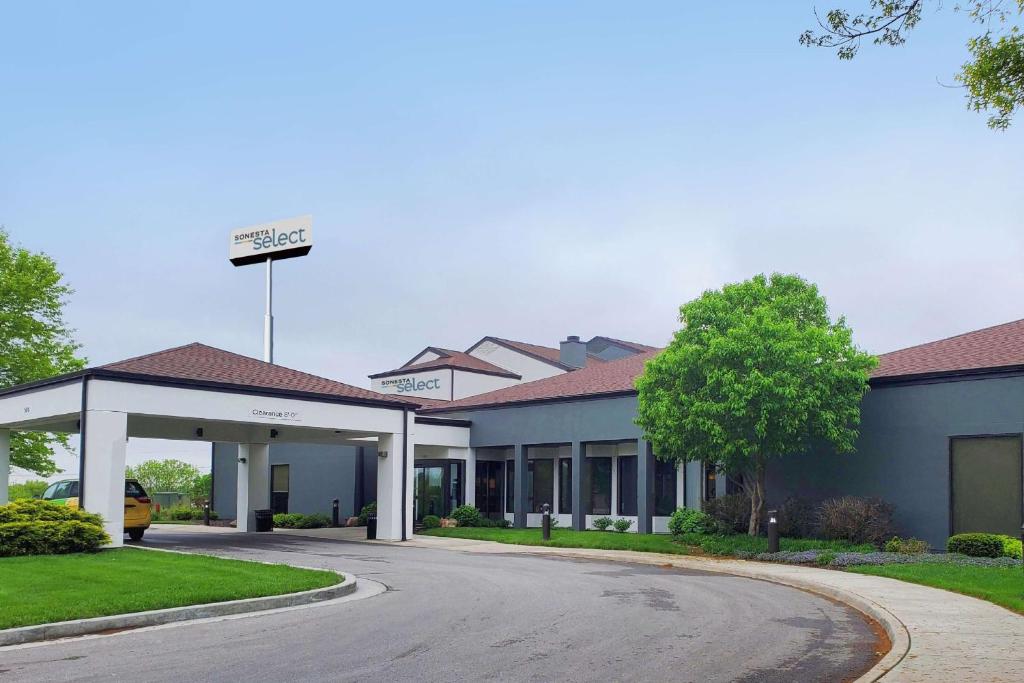 a gas station with a car parked in front of it at Sonesta Select Kansas City South Overland Park in Kansas City