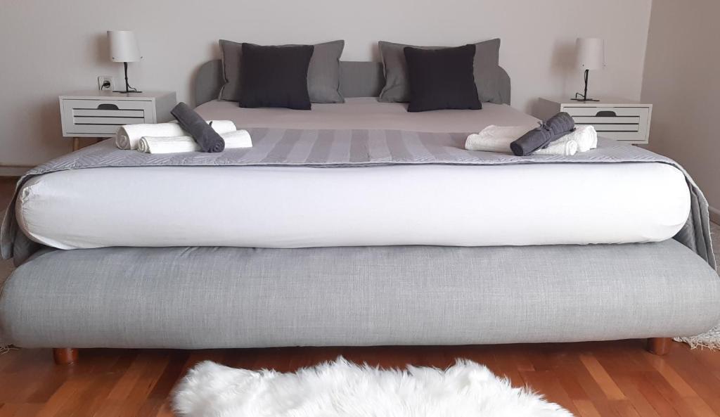 a large bed with two pillows on top of it at Apartman Ljiljan in Niš