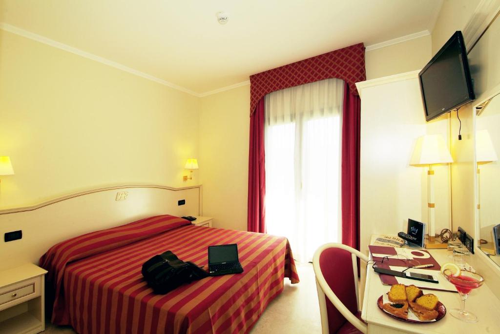 TV a/nebo společenská místnost v ubytování Fashion Hotel