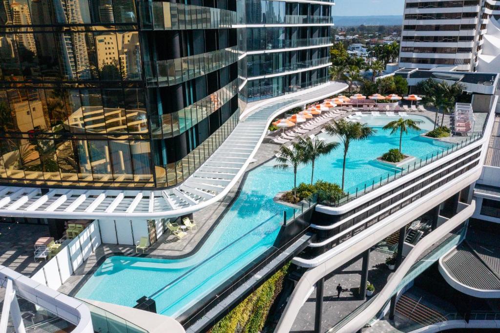 ゴールドコーストにあるDorsett Gold Coastのスイミングプール付きの建物の空中ビュー
