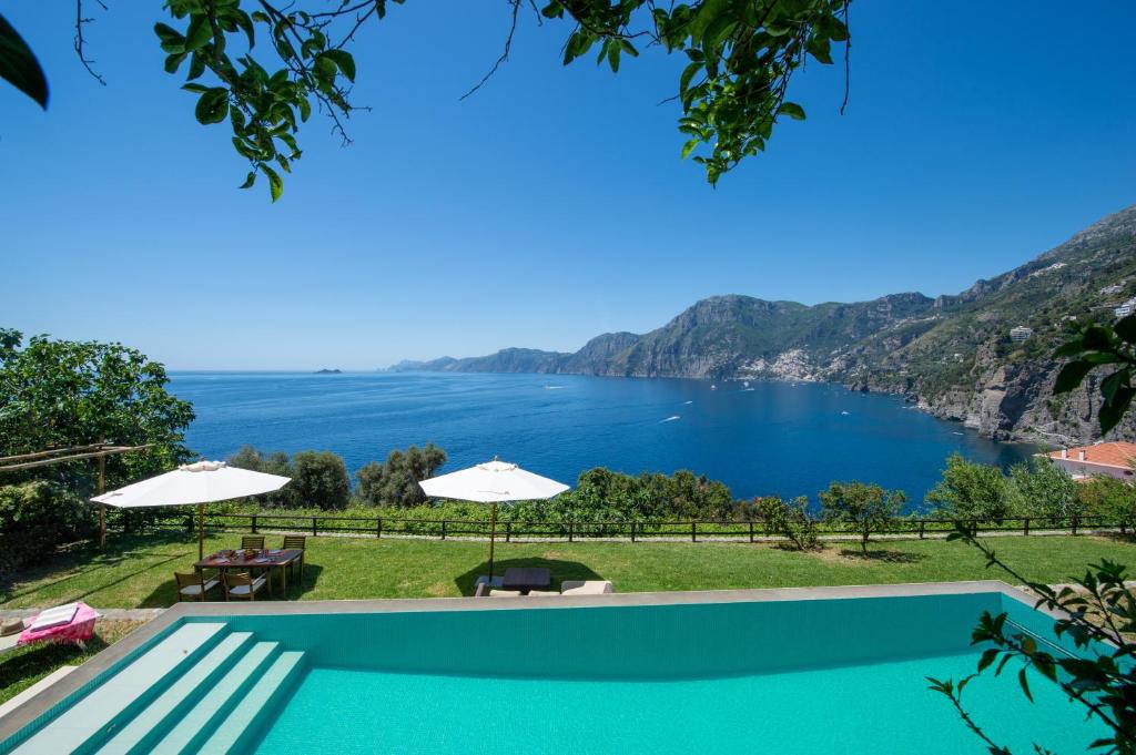 une piscine avec vue sur un lac dans l'établissement Seventh Heaven Praiano, à Praiano