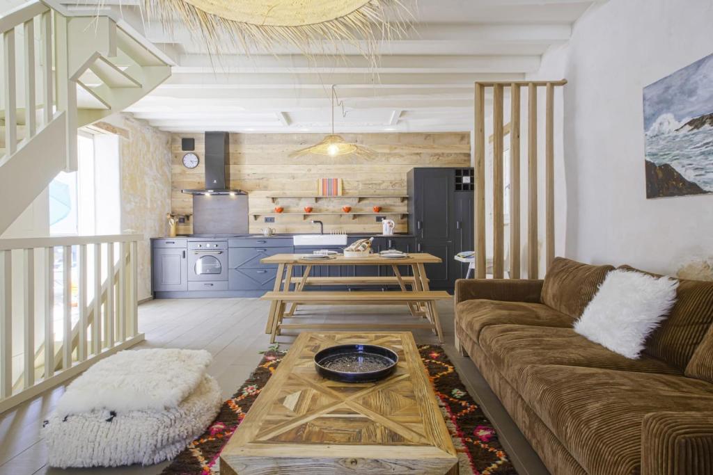 un salon avec un canapé et une table dans l'établissement Magnifique maison de ville 3 étoiles avec terrasse - Capbreton - Welkeys, à Capbreton