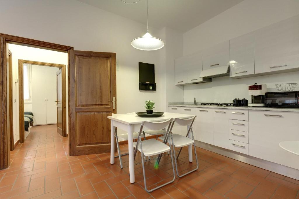 una cocina con mesa y sillas. en Oche, en Florencia