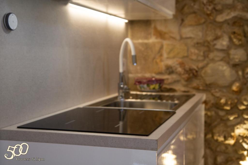 Kuchnia lub aneks kuchenny w obiekcie 500 Home