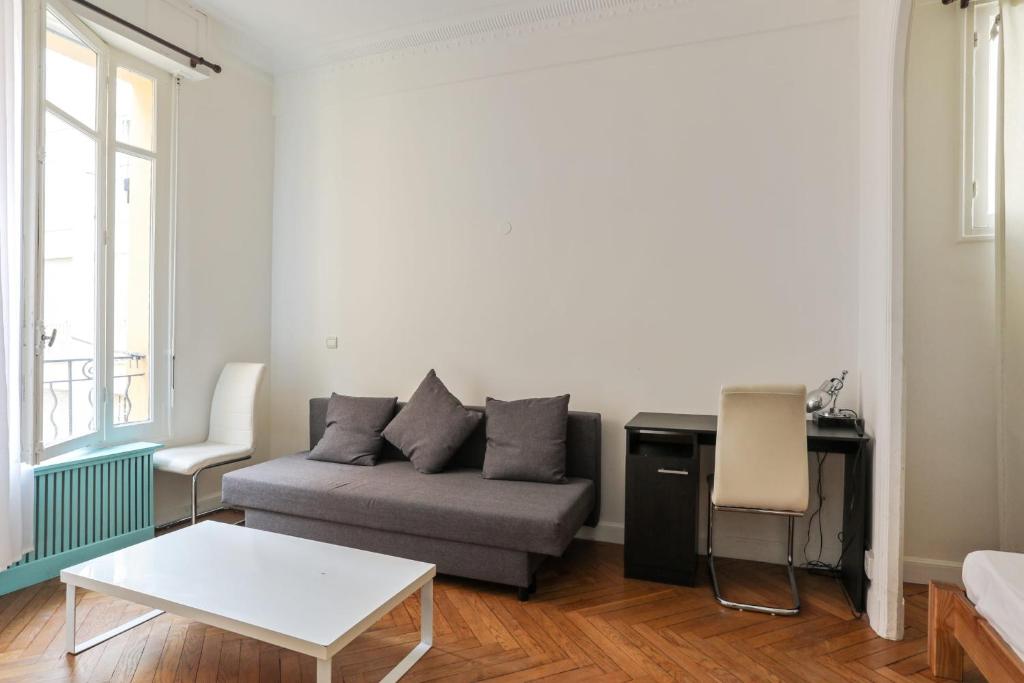 un salon avec un canapé et une table dans l'établissement Bel appartement en plein centre de Nice - Welkeys, à Nice