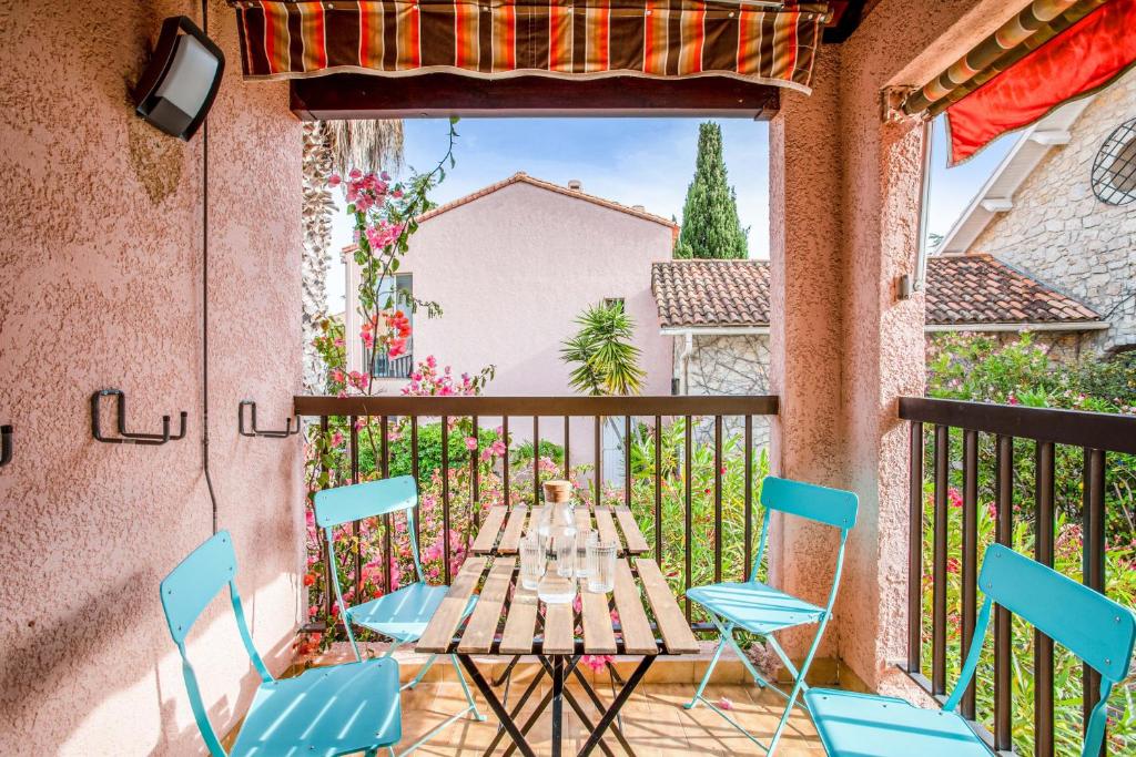 un patio con tavolo e sedie sul balcone. di Wonderful apartment with balcony close to the beach - Bandol - Welkeys a Bandol
