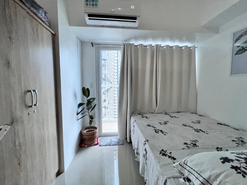 Studio Units at SM Light Residences Condo Beside Boni MRT Station - Estudio Con Vista De Piscina