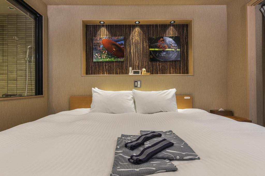 Postel nebo postele na pokoji v ubytování Shiki Suites - Kyoto Umekoji