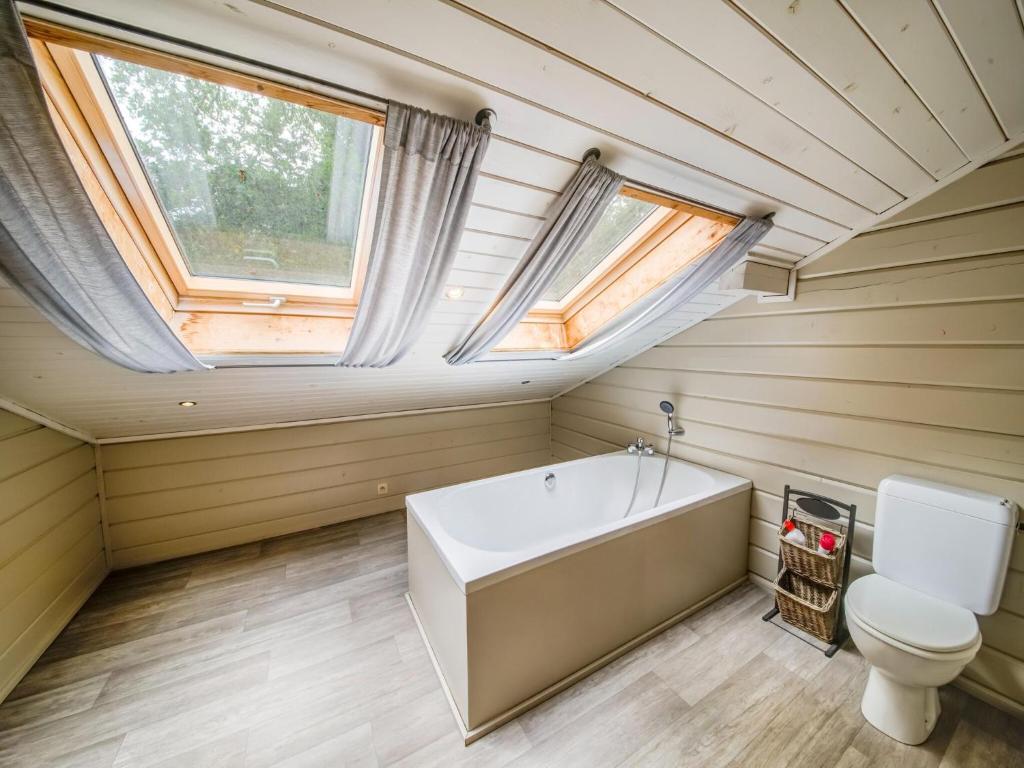 Koupelna v ubytování Chalet in Ardennes near Durbuy with Sauna
