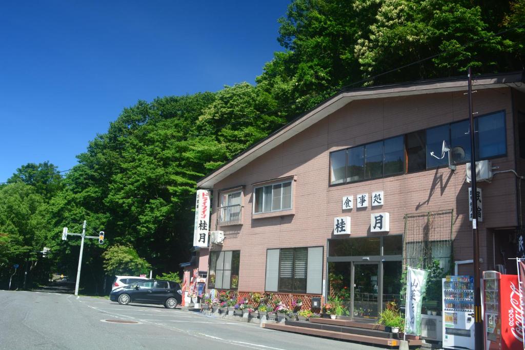 十和田的住宿－月桂汽車旅館，街道边的建筑物