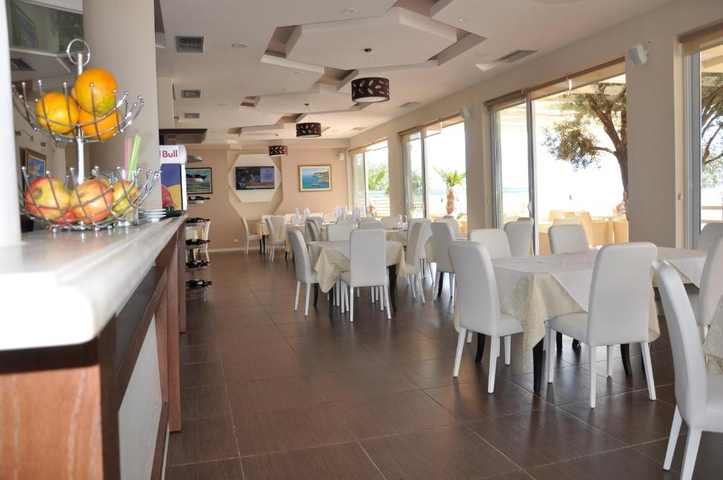 TV a/nebo společenská místnost v ubytování Coral Hotel & Resort