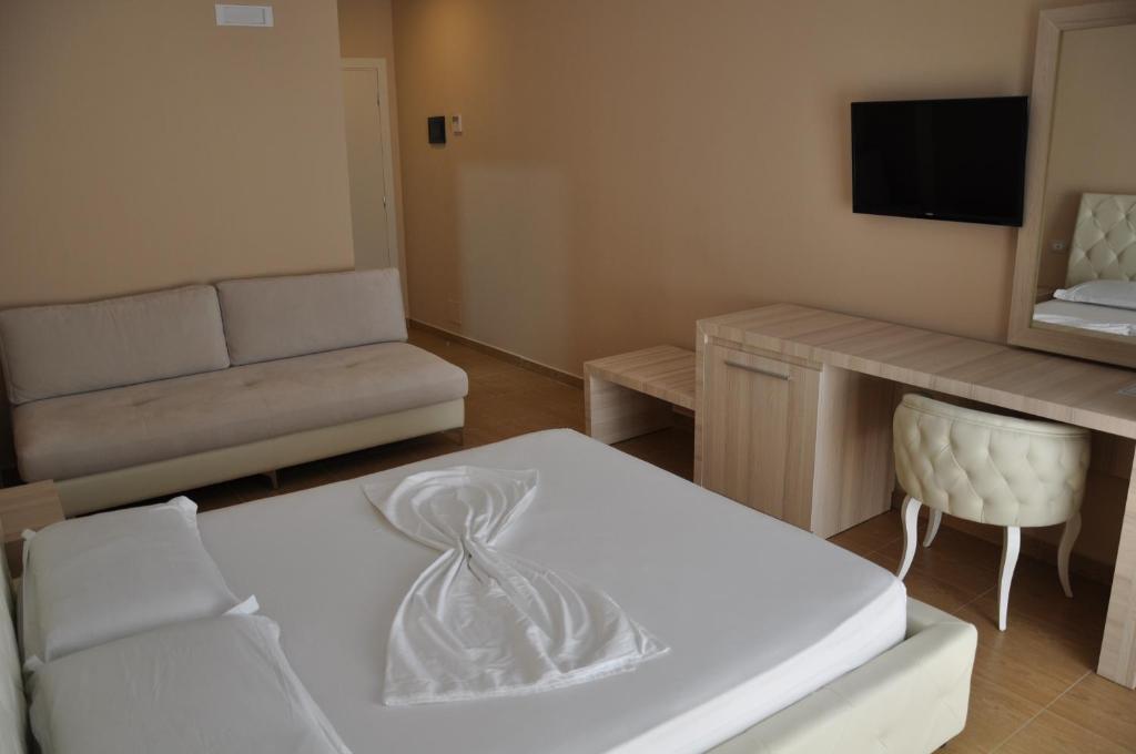 TV a/nebo společenská místnost v ubytování Coral Hotel & Resort