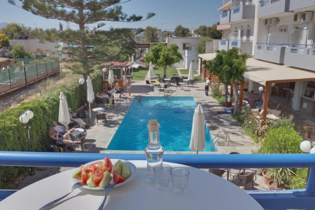 Bazén v ubytování Marirena Hotel nebo v jeho okolí
