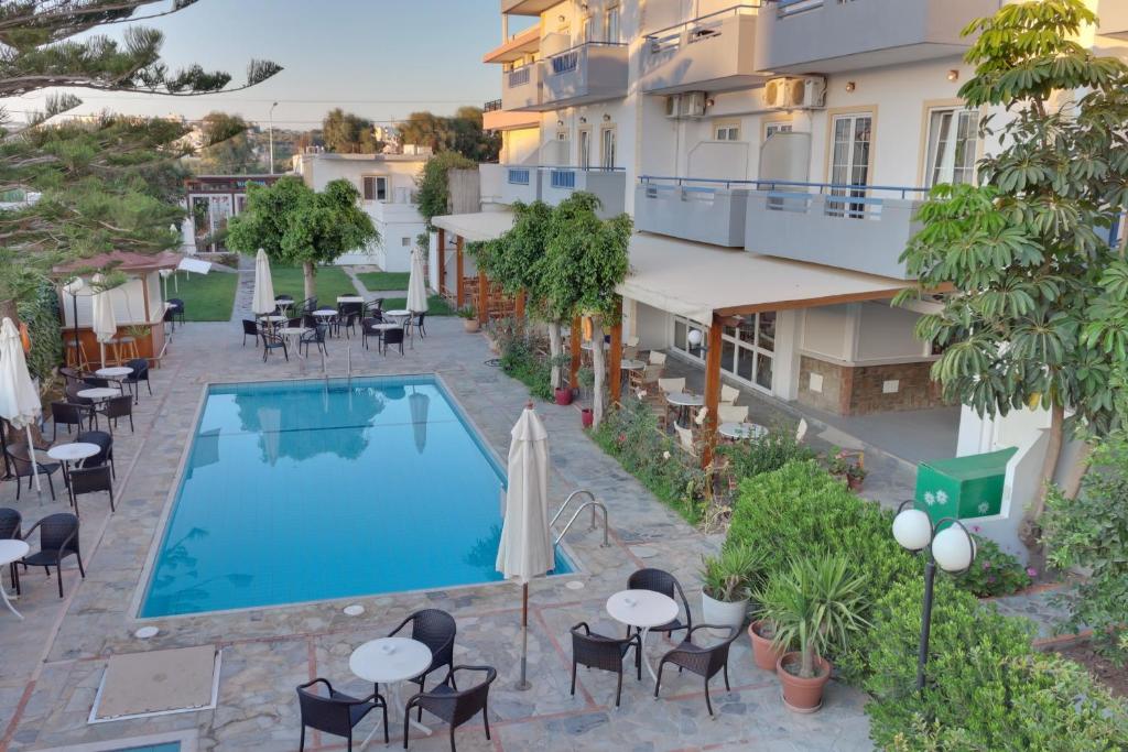 Bazén v ubytování Marirena Hotel nebo v jeho okolí