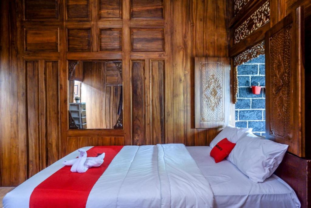 Postel nebo postele na pokoji v ubytování RedDoorz Syariah near Terminal Mendolo Wonosobo 2