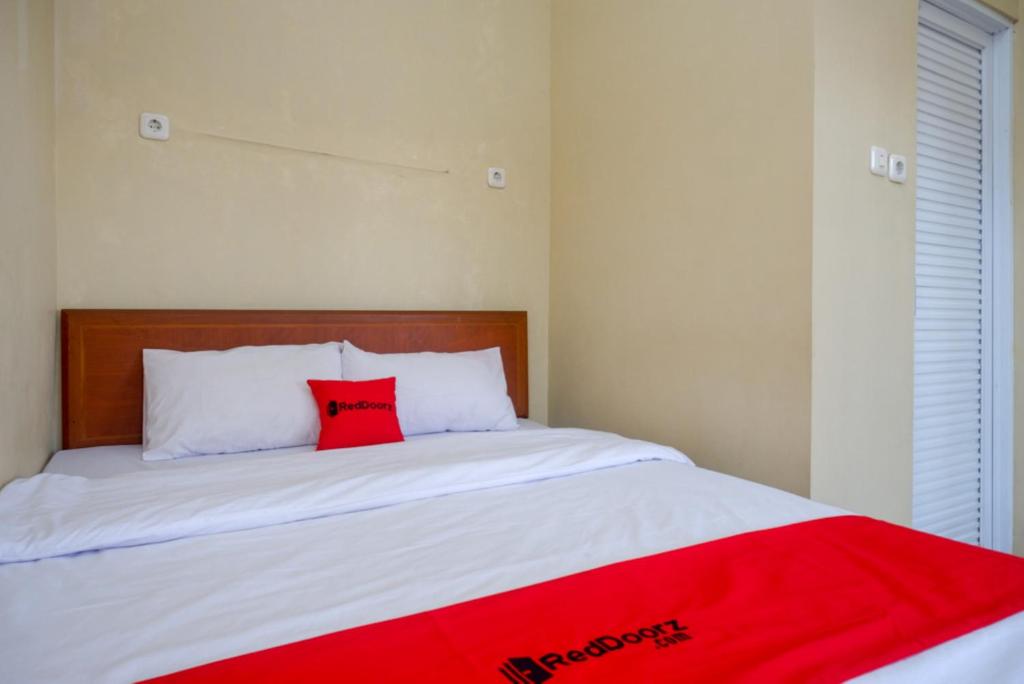 Postel nebo postele na pokoji v ubytování RedDoorz Syariah near Terminal Mendolo Wonosobo 2