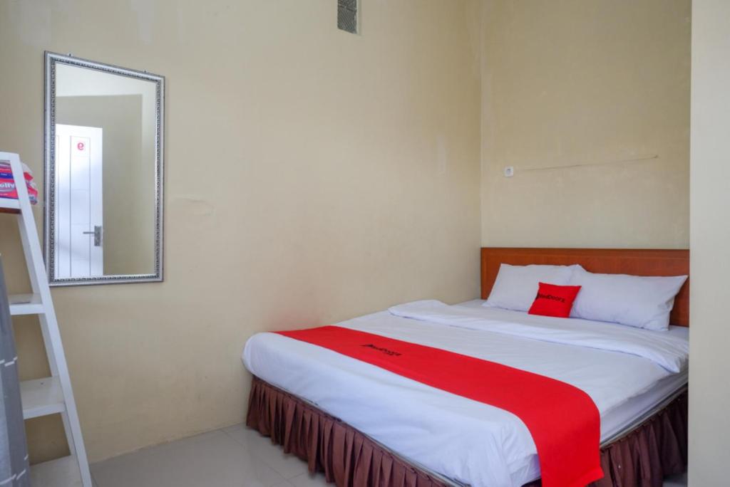 Postel nebo postele na pokoji v ubytování RedDoorz Syariah near Terminal Mendolo Wonosobo 2