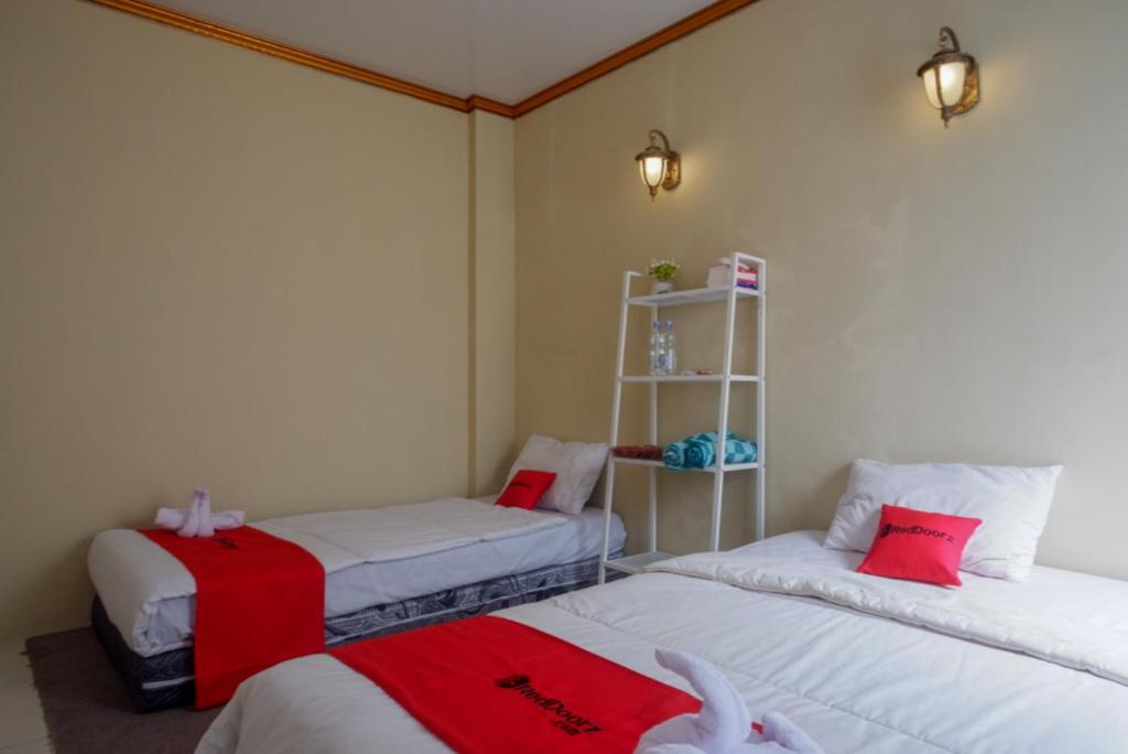 Postel nebo postele na pokoji v ubytování RedDoorz Syariah near Terminal Mendolo Wonosobo 2