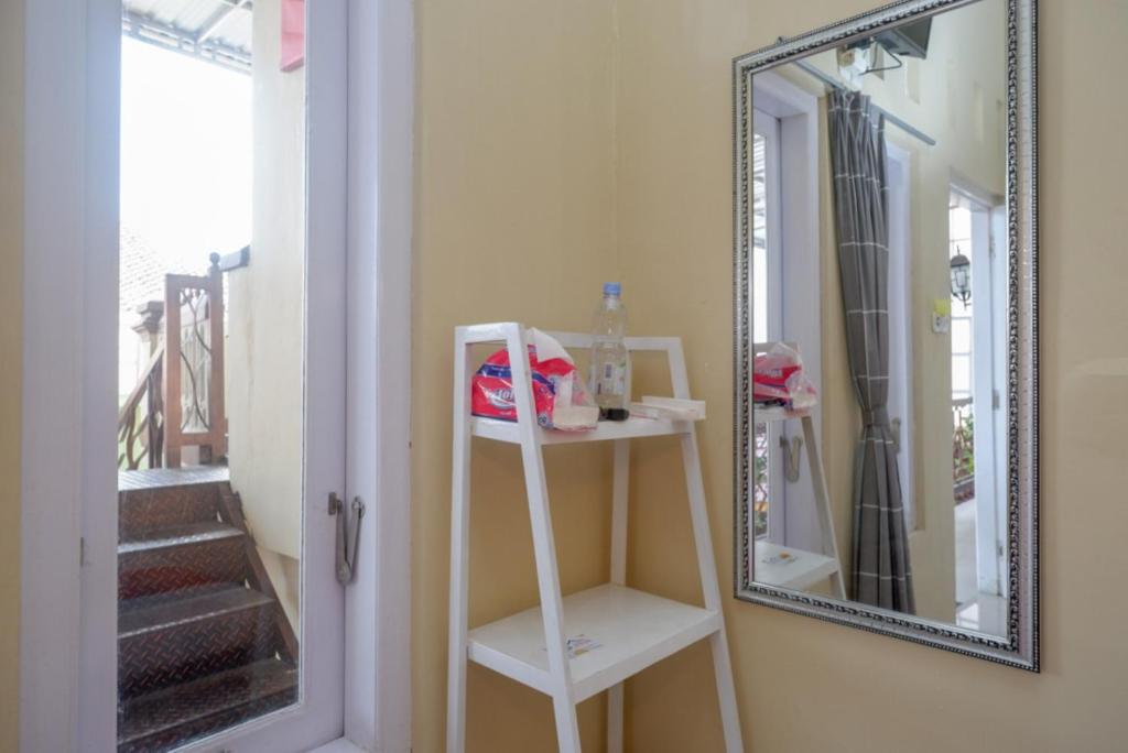 Fotografie z fotogalerie ubytování RedDoorz Syariah near Terminal Mendolo Wonosobo 2 v destinaci Ngasinan