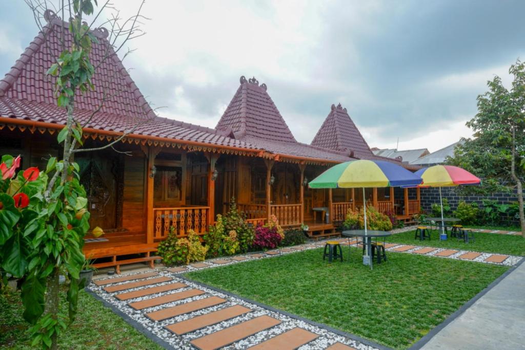 Zahrada ubytování RedDoorz Syariah near Terminal Mendolo Wonosobo 2