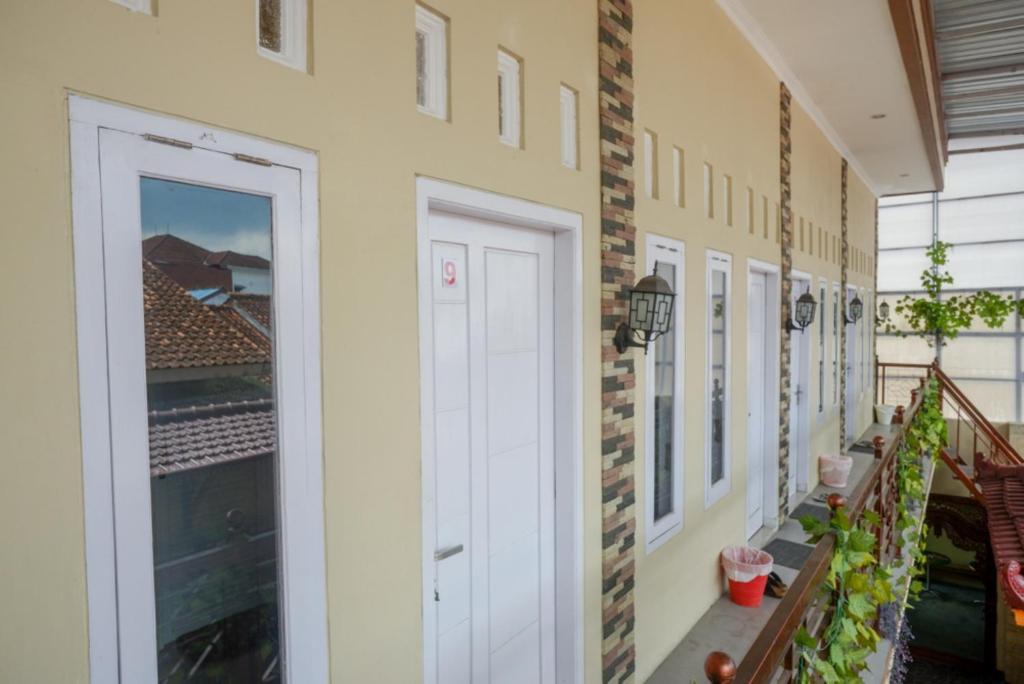 Fotografie z fotogalerie ubytování RedDoorz Syariah near Terminal Mendolo Wonosobo 2 v destinaci Ngasinan