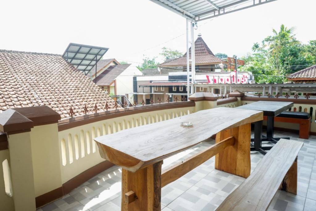 Restaurace v ubytování RedDoorz Syariah near Terminal Mendolo Wonosobo 2