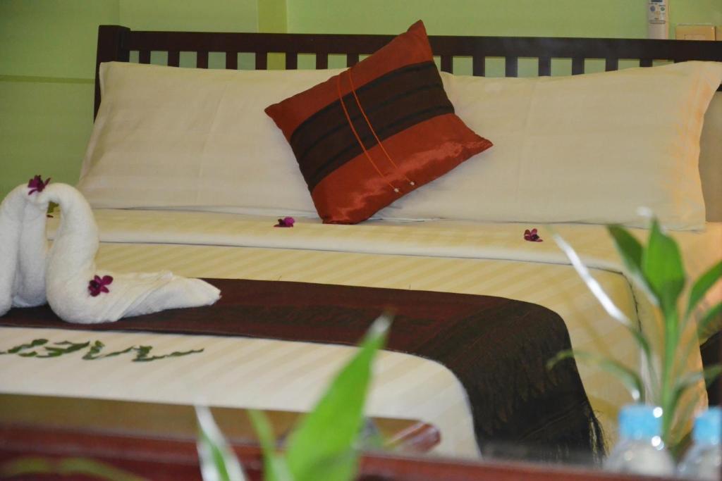 Postel nebo postele na pokoji v ubytování Parklane Hotel