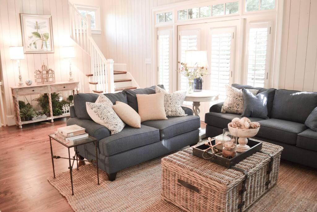 ein Wohnzimmer mit Sofa und Tisch in der Unterkunft Cozy Cottage in Big Canoe in Jasper