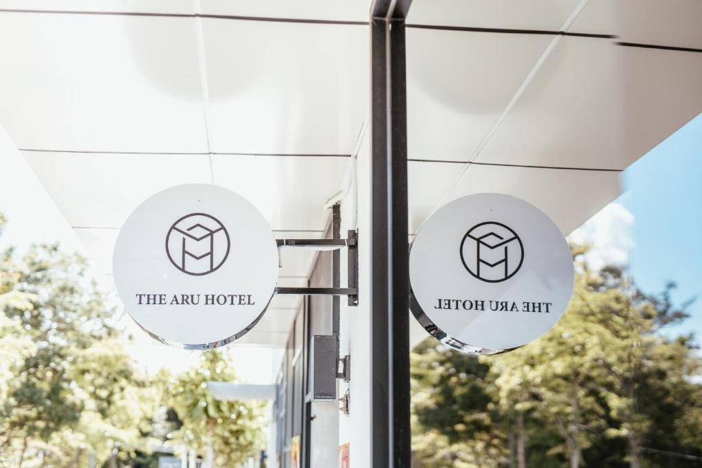 Certifikát, hodnocení, plakát nebo jiný dokument vystavený v ubytování The Aru Hotel at Aru Suites