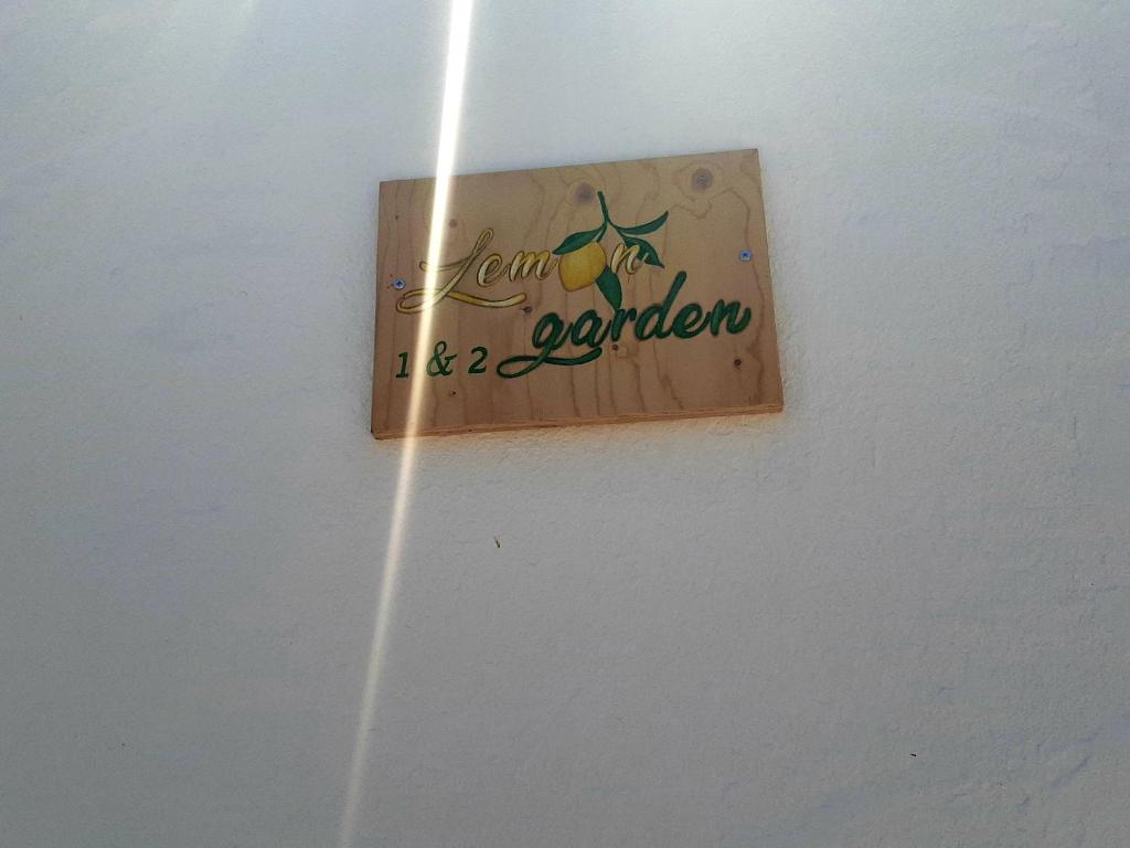 Certyfikat, podpis lub inny dokument wystawiony w obiekcie Lemon Garden 1