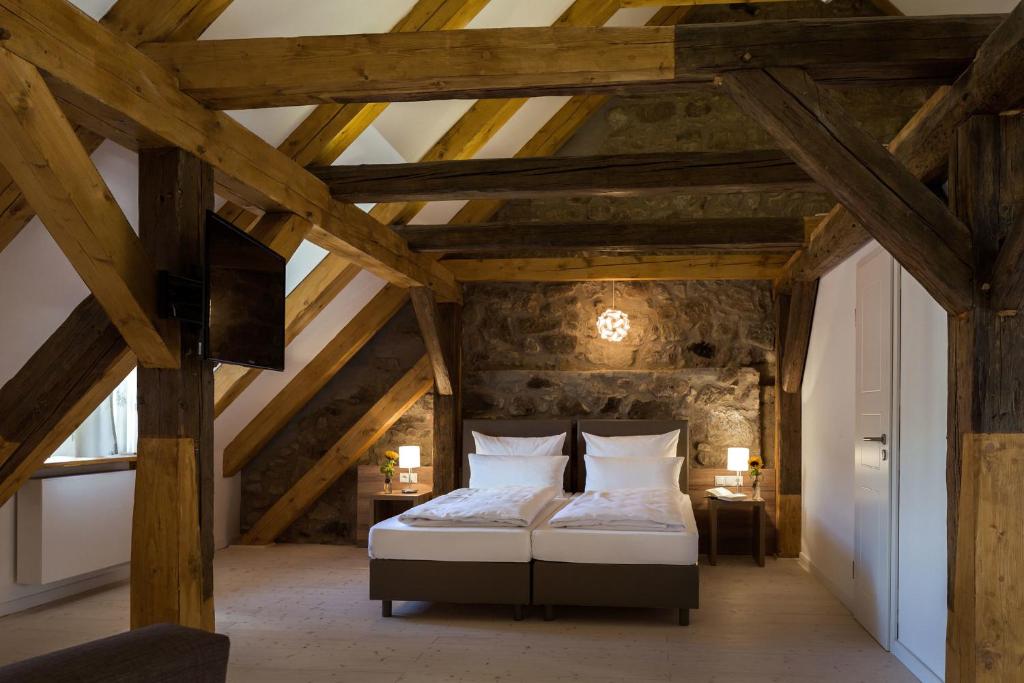 a bedroom with a bed in an attic at Hollerhöfe - Zu Gast im Dorf in Kemnath