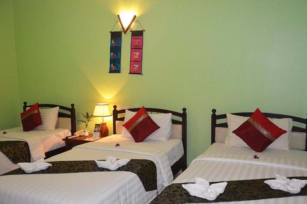 Postel nebo postele na pokoji v ubytování Parklane Hotel