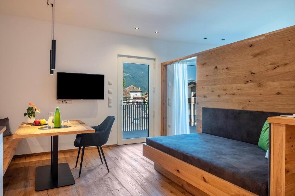 A television and/or entertainment centre at Luisl Hof - Apartment Pomum