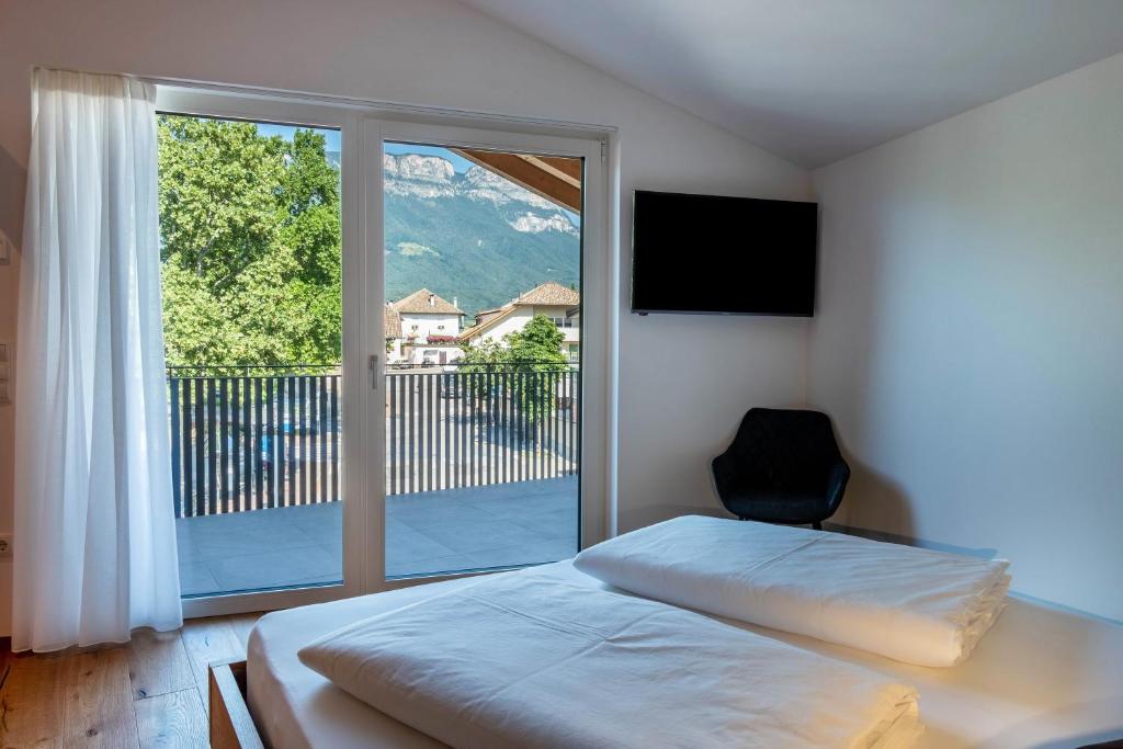 A bed or beds in a room at Luisl Hof - Apartment Pomum