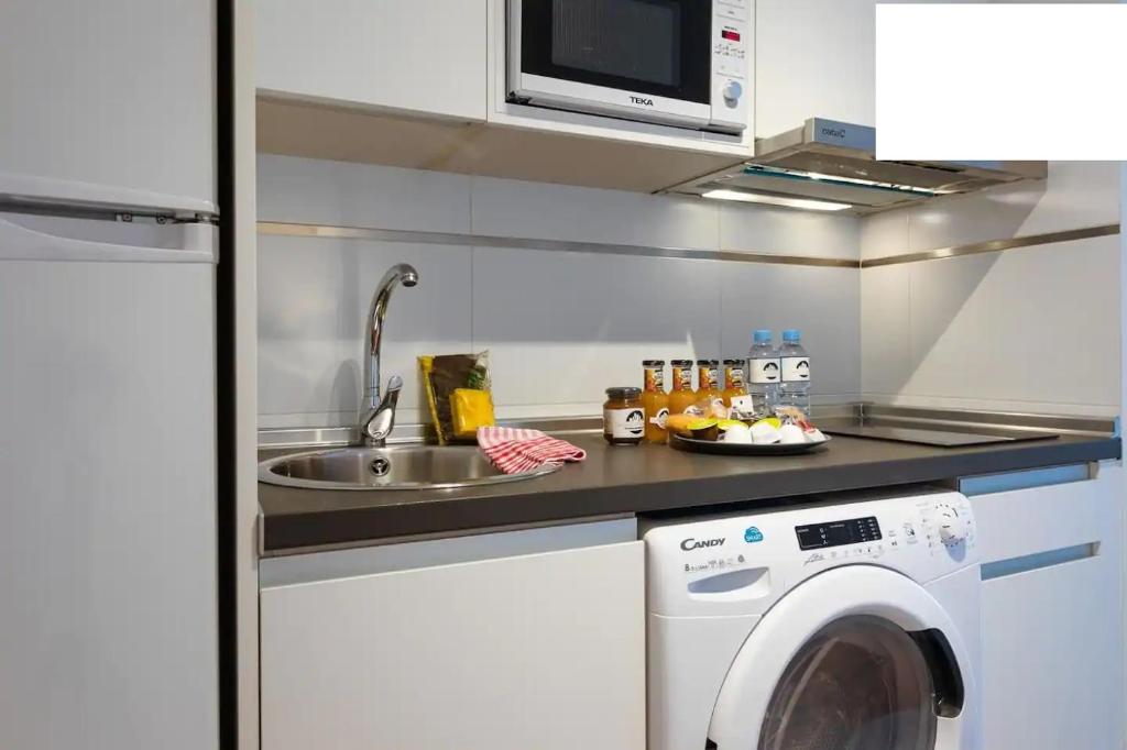 A kitchen or kitchenette at apartamento la rosaleda