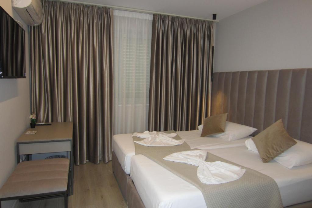 Postel nebo postele na pokoji v ubytování Freddy's Hotel