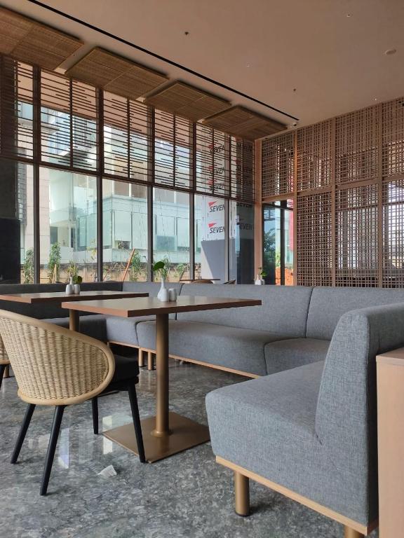Posezení v ubytování Ra Suites Simatupang