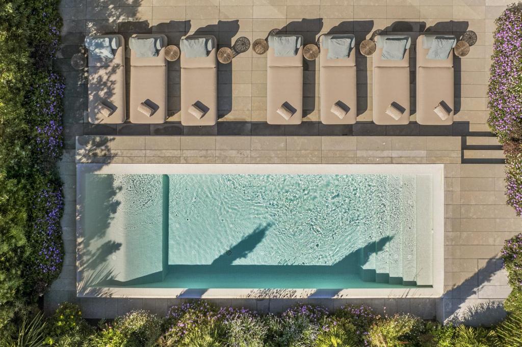 einen Blick über einen Pool in einem Haus in der Unterkunft Antiga Casa Buenavista in Barcelona