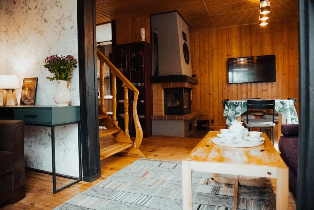 ein Wohnzimmer mit einem Sofa und einem Tisch in der Unterkunft Dom Królowy Most 67 in Królowy Most