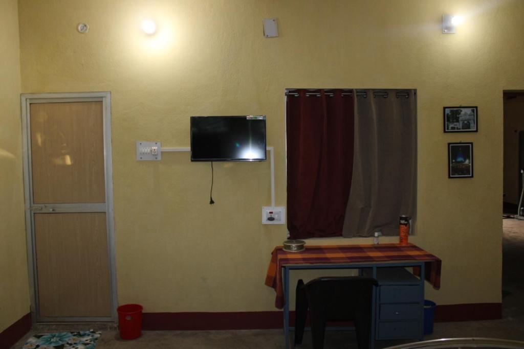 TV a/nebo společenská místnost v ubytování "Priyadarshi Villa" Free pickup in ac car from Jasidih Railway station or Deoghar Airport