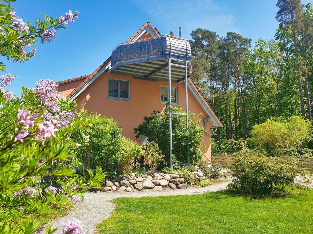 グロヴェにあるFeWo am Wald FeWo 03 - Balkon, Gartennutzung, Saunaの屋根に展望台のある家