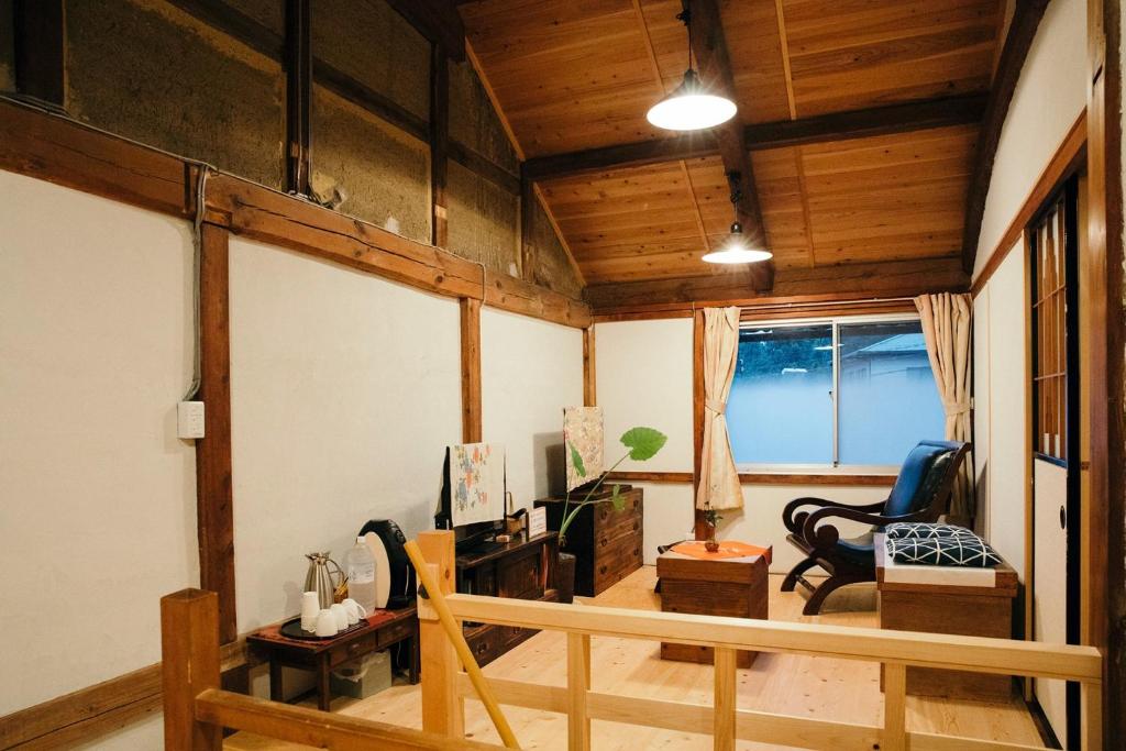 掛川市にあるTabinoya - Vacation STAY 69884vの木製の天井とテーブル付きのリビングルーム