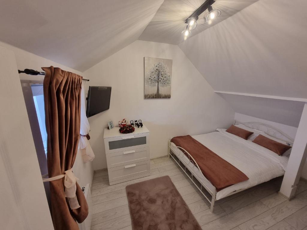 Ένα ή περισσότερα κρεβάτια σε δωμάτιο στο Casa Serban